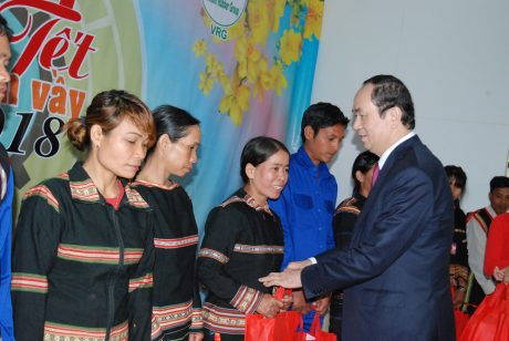  Chủ tịch nước Trần Đại Quang thăm và tặng quà cho 200 công nhân cao su